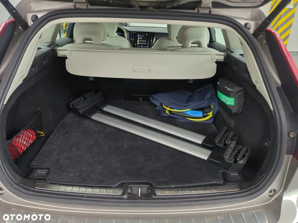 Volvo V60 T8 AWD Plug-In Hybrid Inscription - 9