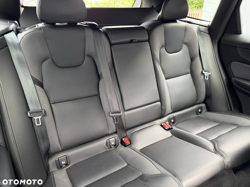Volvo XC 60 B4 D Plus Dark - 28