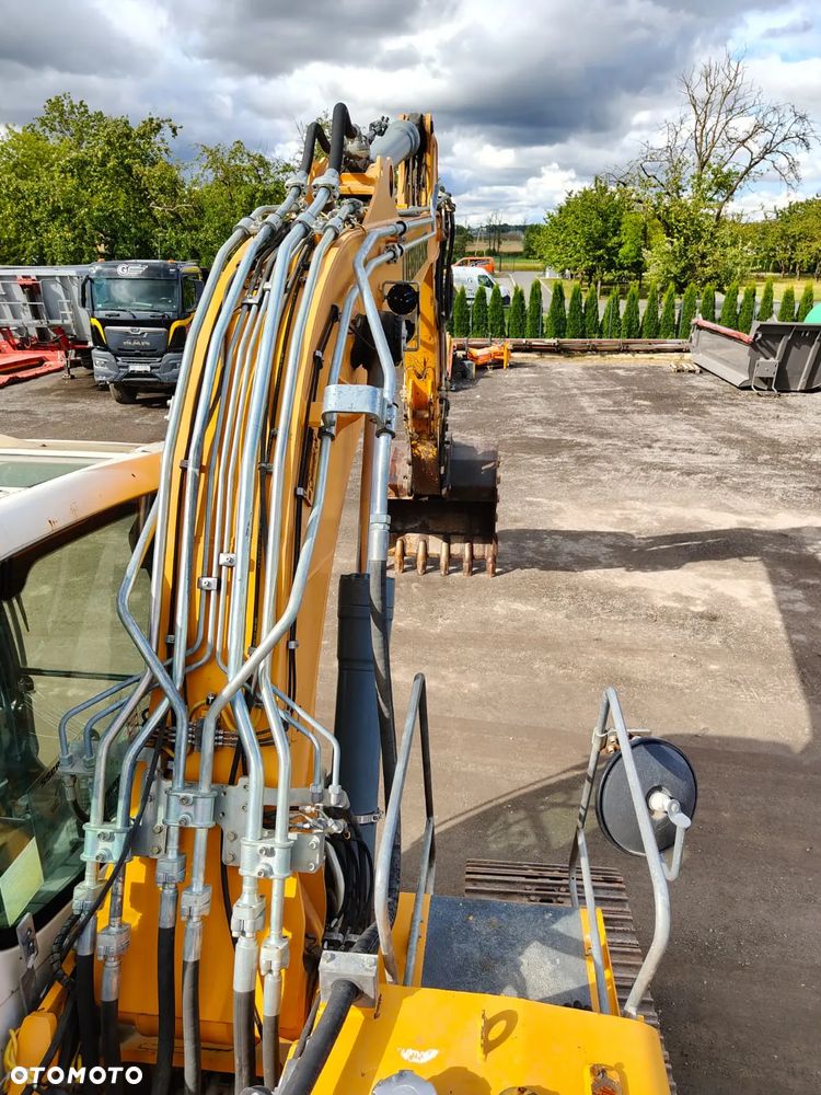 Liebherr R922 - 12