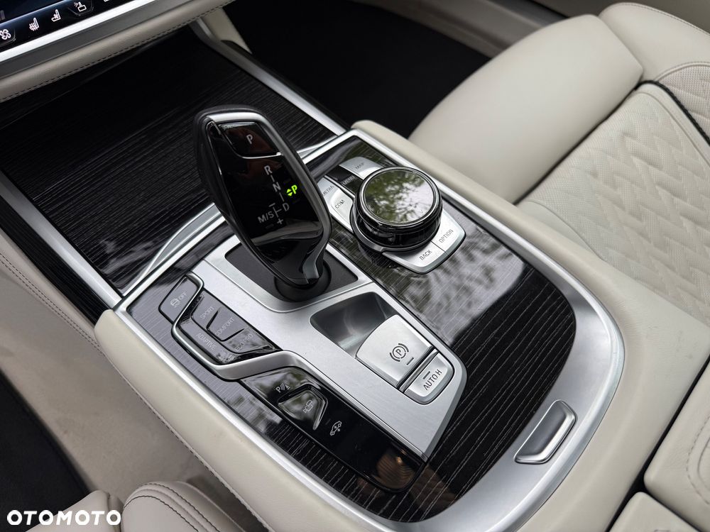 BMW Seria 7 750Li xDrive sport - 26
