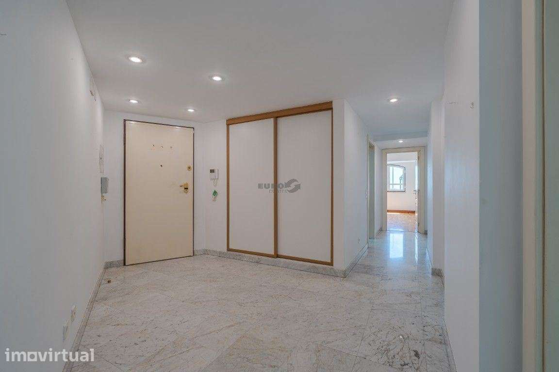 Elegante T1 com Vista Mar no Condomínio Britânia, Jardins e Piscina - Grande imagem: 4/26