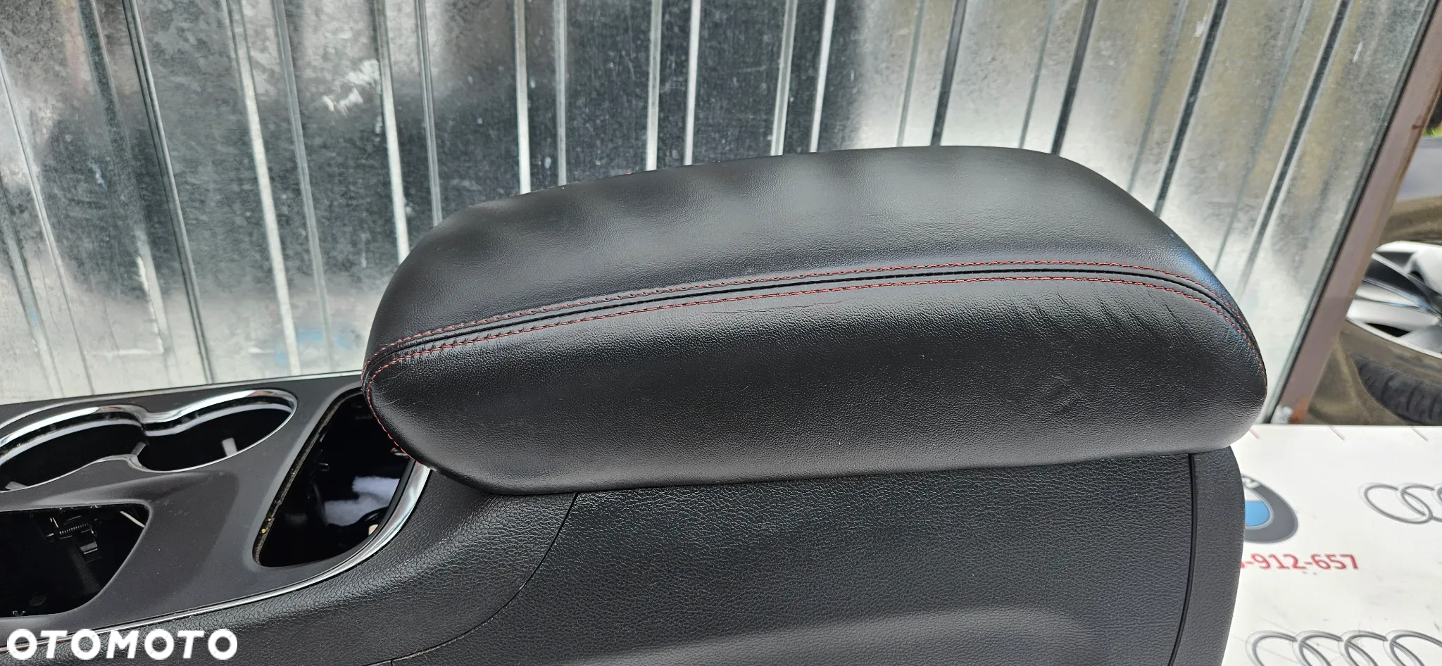 Dodge Durango III LIFT 2014-2017 Wersja RT Czerwona nić Skóra  Podłokietnik Schowek tunelu Tunel środkowy - 2