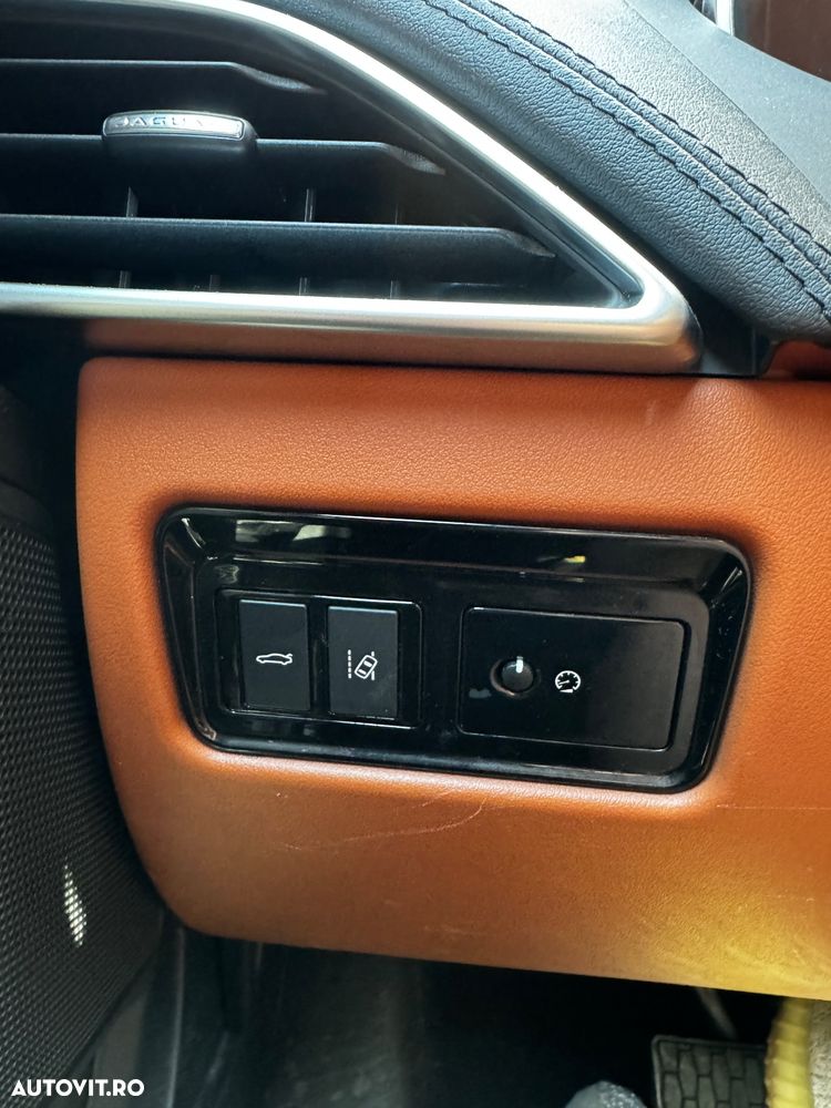 Jaguar XE 2.0 Portfolio - 8