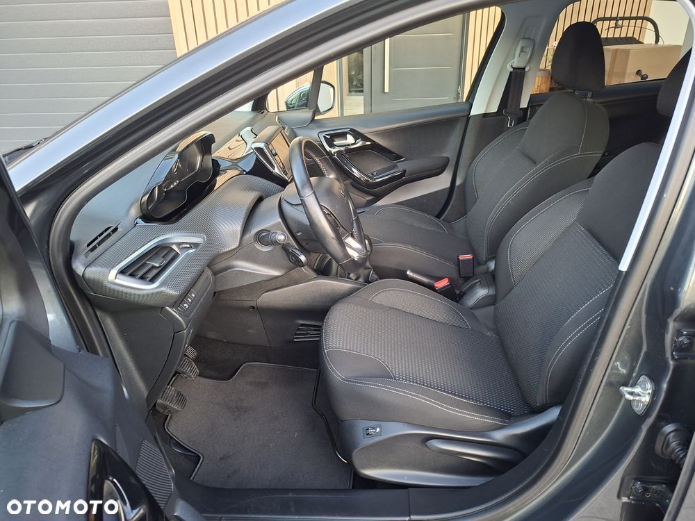 Peugeot 208 - 11