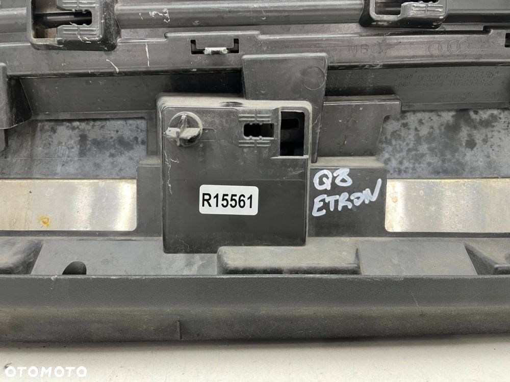 Listwa Audi Q8 e-tron Q8 e-tron Sportback 18r.- PRAWA przednia dolna nakładka drzwi prawy przód - 16