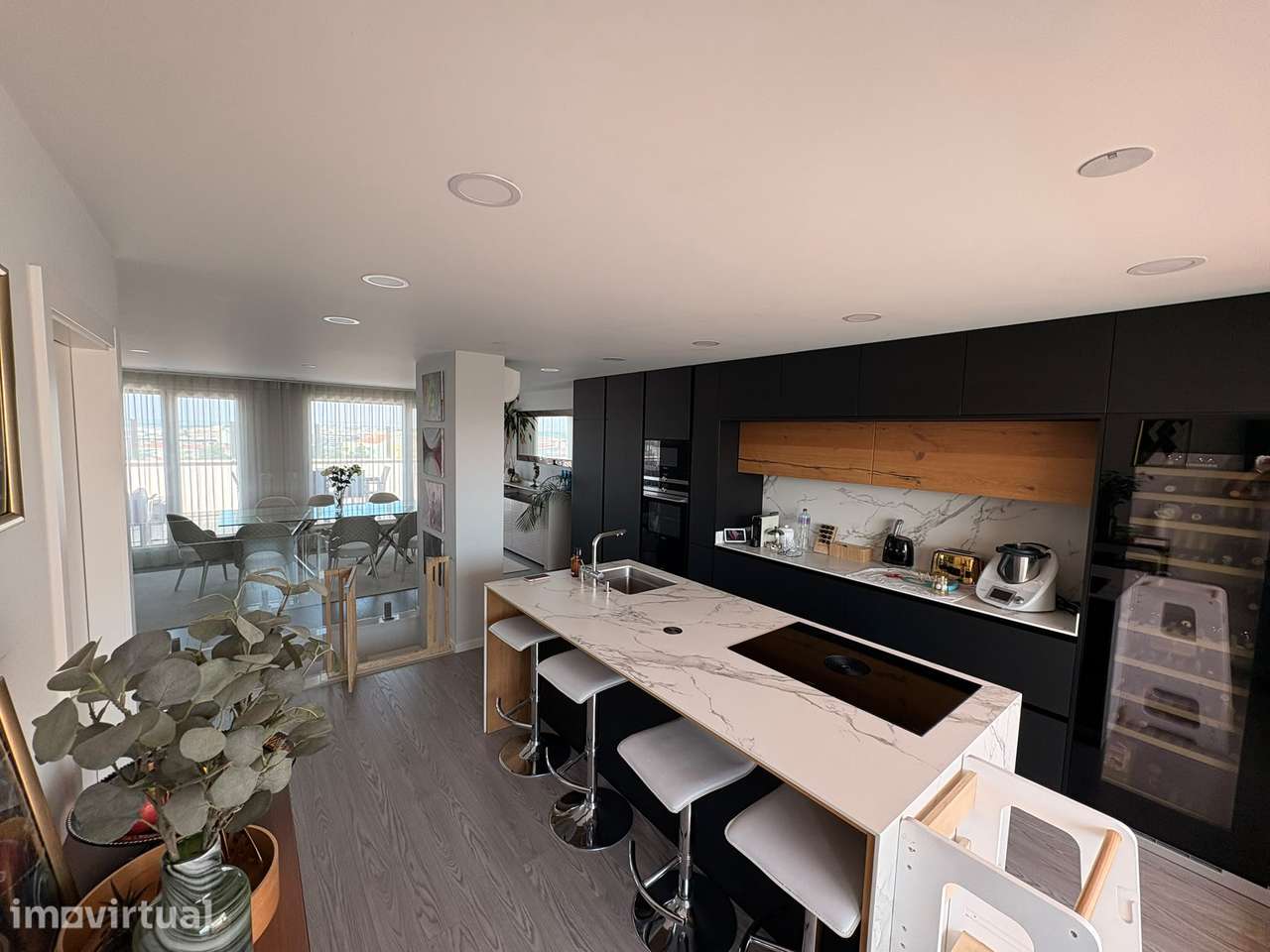 Apartamento de dois pisos com vista aberta e terraços privativos - Grande imagem: 5/21