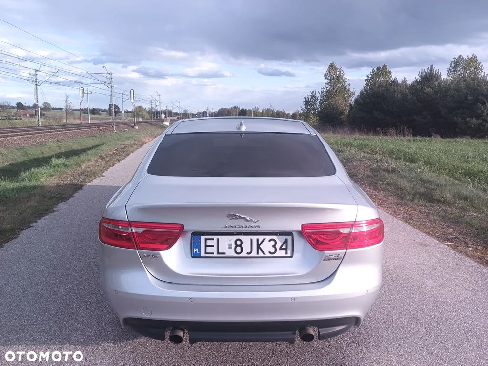 Jaguar XE 2.0 P300 AWD SE - 9