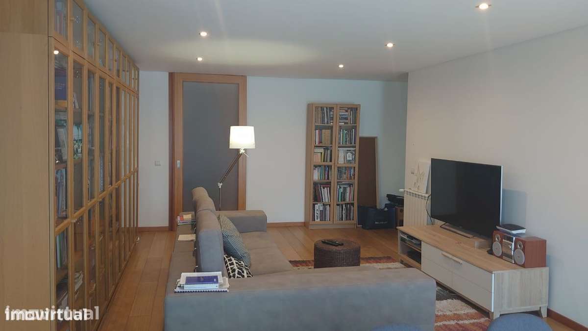 Vendo Apartamento T2 Semi-Novo Excelentes Áreas Centro Póvoa de Varzim - Grande imagem: 2/19