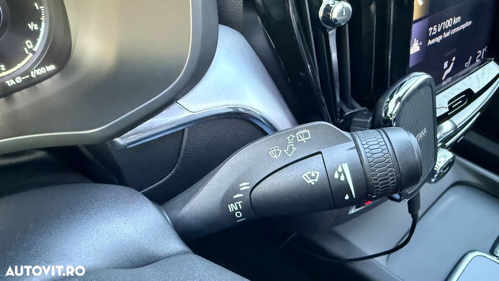 Volvo XC 60 T8 Twin Engine AWD Geartronic Momentum - 34