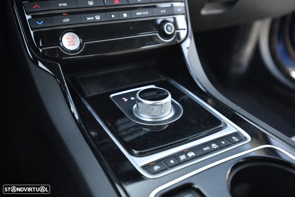 Jaguar XE 20d Aut. Portfolio - 11