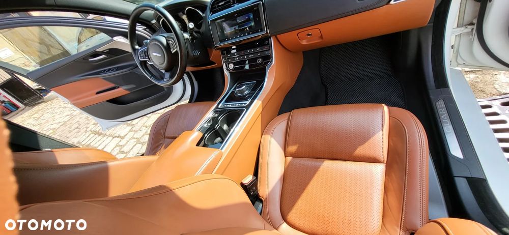 Jaguar XE 2.0 D Prestige - 9