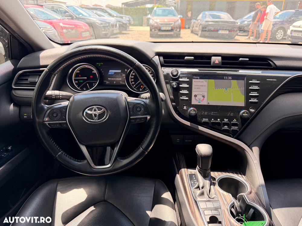 Toyota Camry Luxury - 6