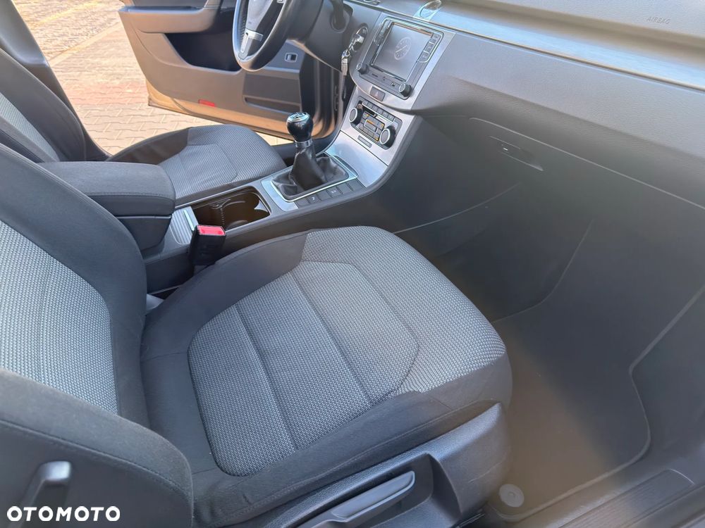 Volkswagen Passat 1.6 TDI Comfortline - 21