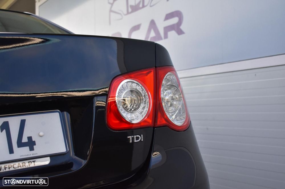 VW Jetta 1.6 TDi Highline - 16