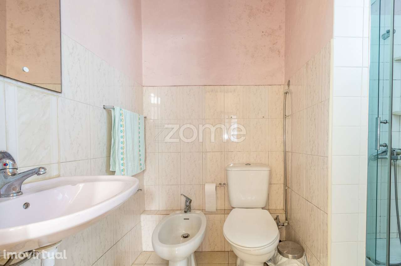 Moradia junto a Av. Fernão Magalhães - Reabilitar - Grande imagem: 4/40