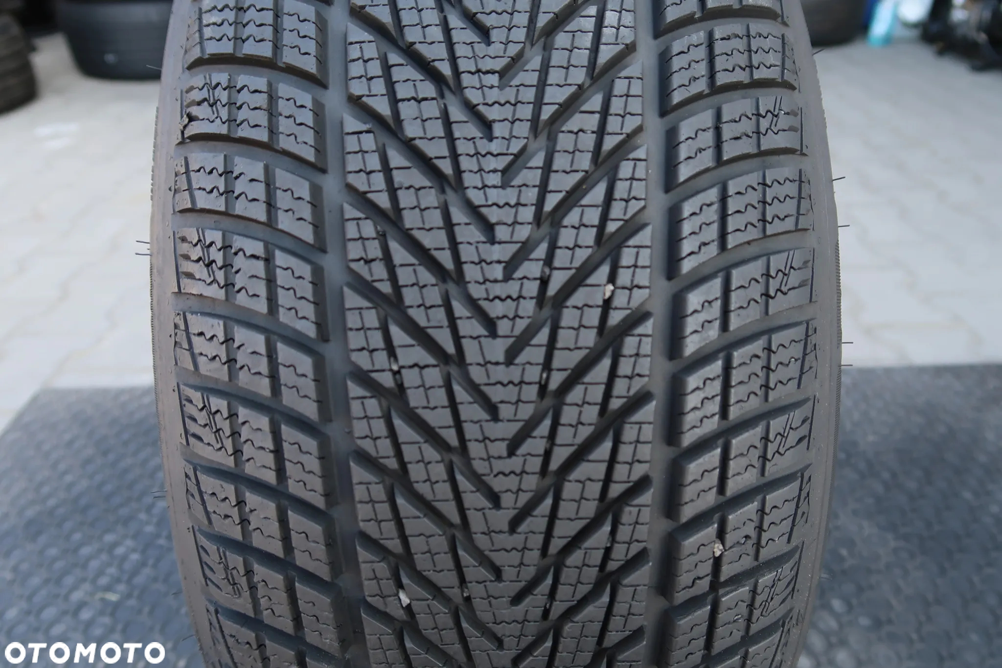 225/45r18 Goodyear Ultra Gri Performance 3  225/45/18 - 2