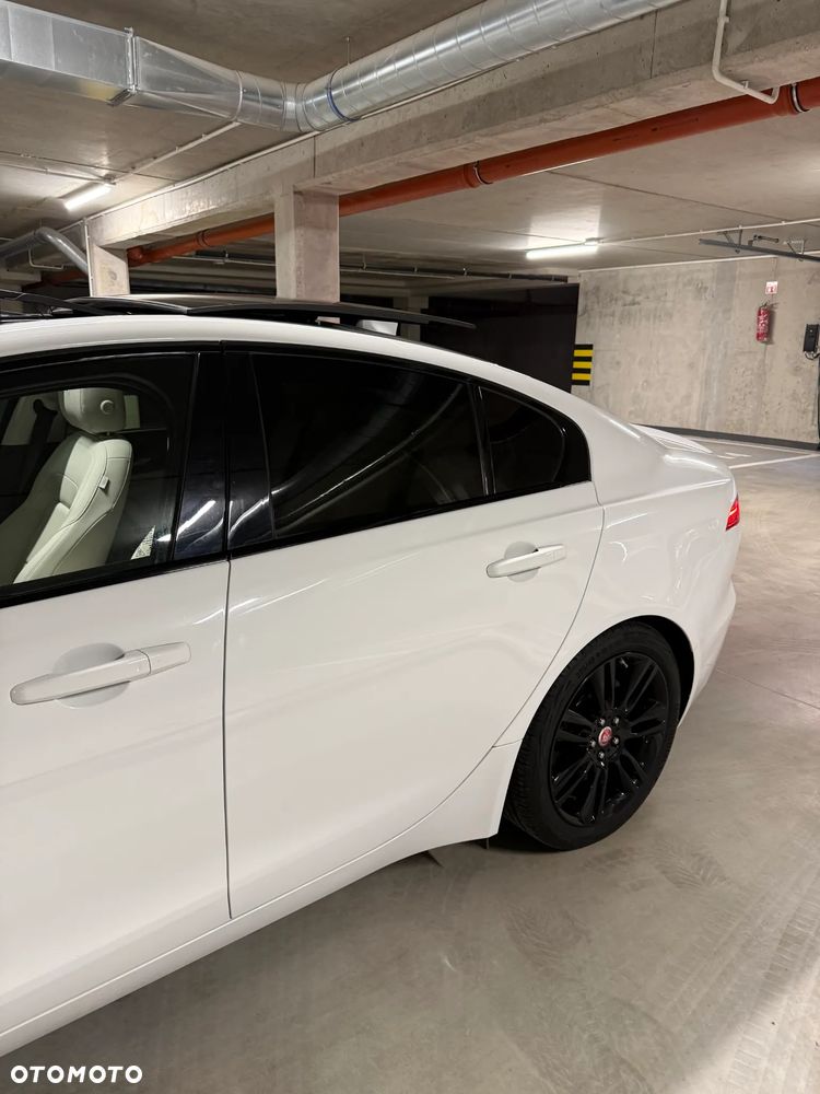 Jaguar XE 2.0 P250 R-Dynamic SE - 8