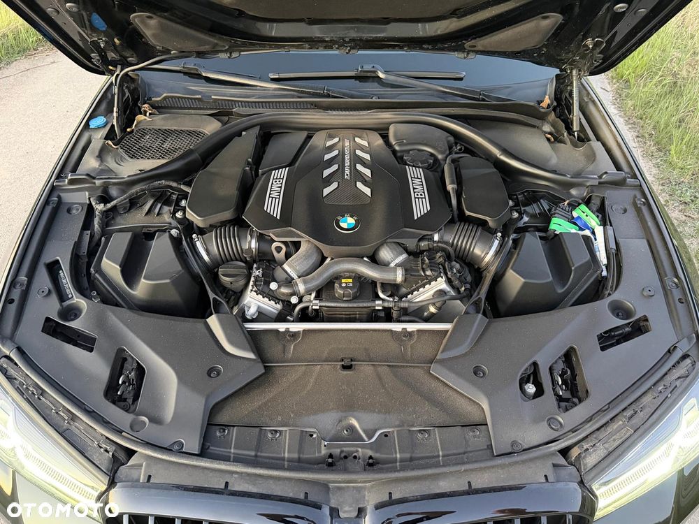 BMW Seria 5 M550i xDrive - 38
