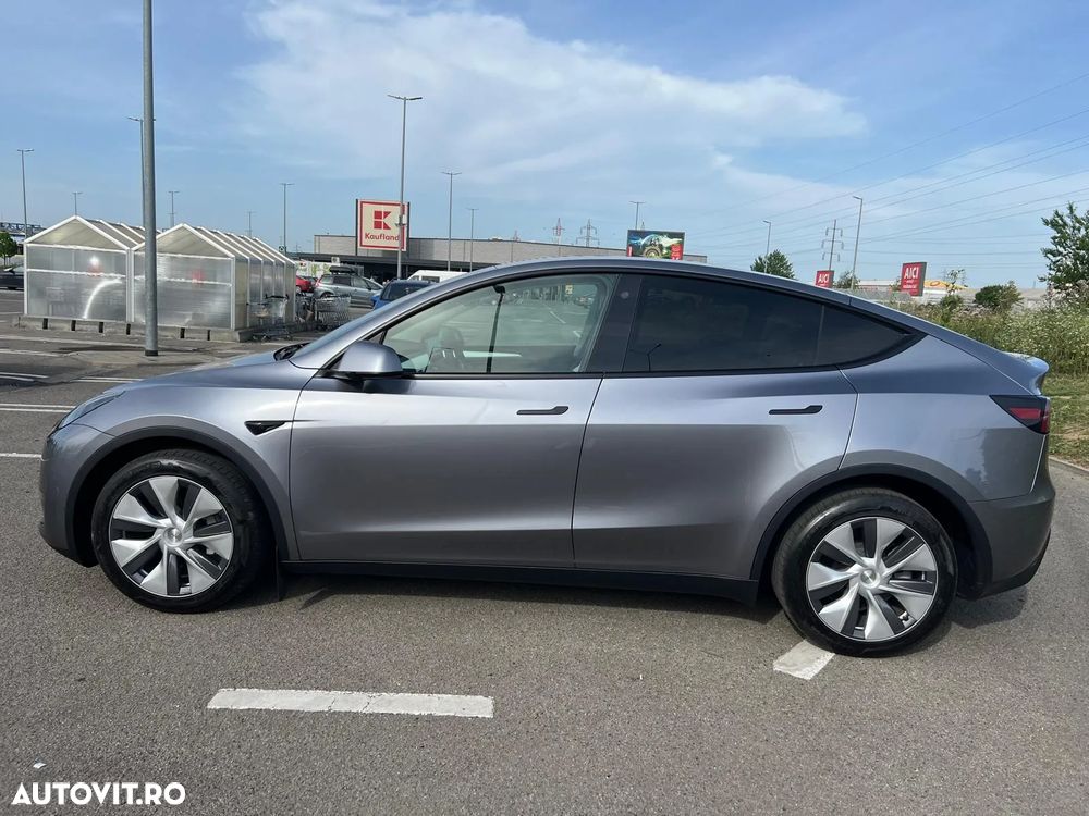Tesla Model Y - 4