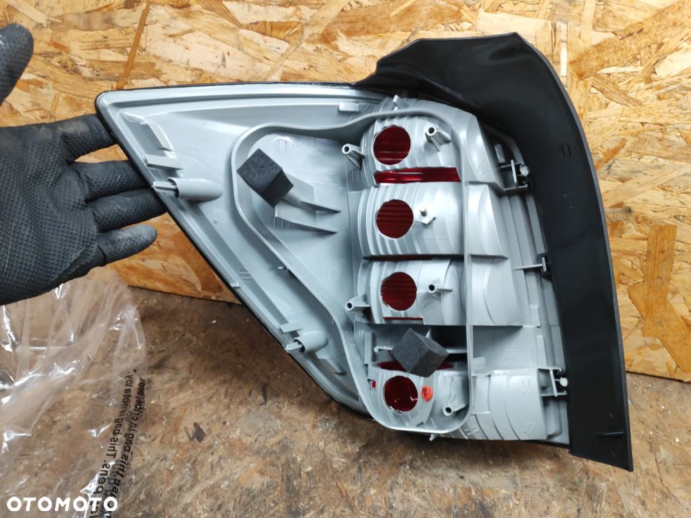 Nowa lampa tył prawa TYC (bez wkładu) do OPEL astra III 3 H KOMBi 04- - 2