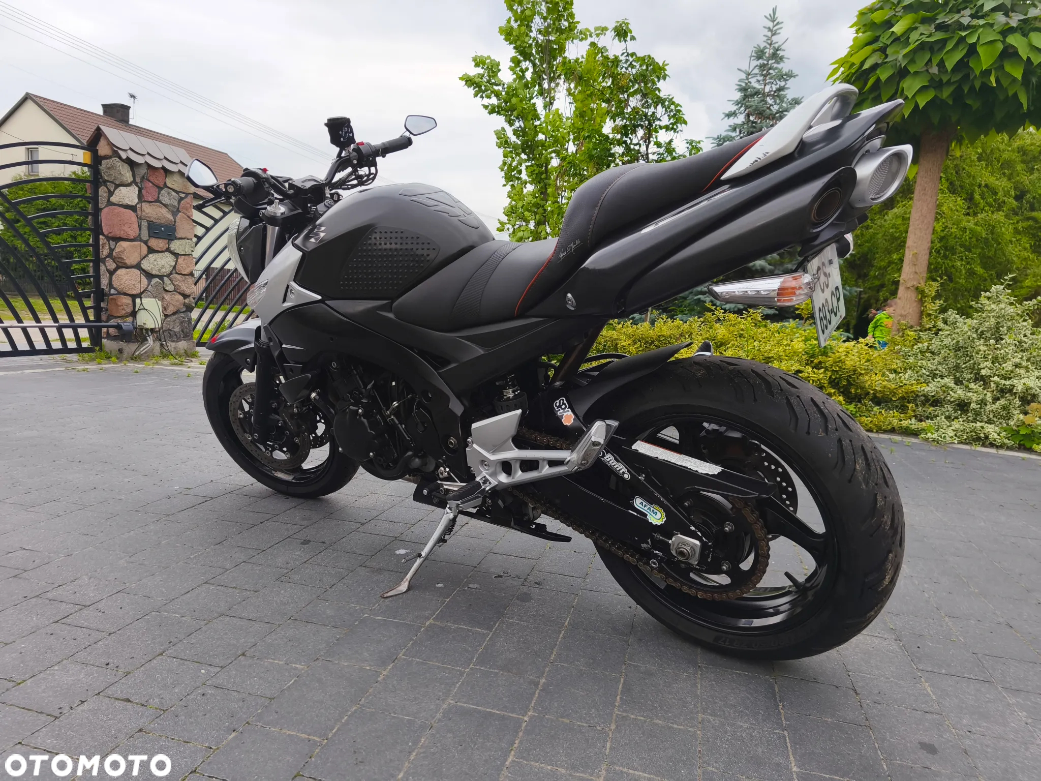 Suzuki GSR - 6