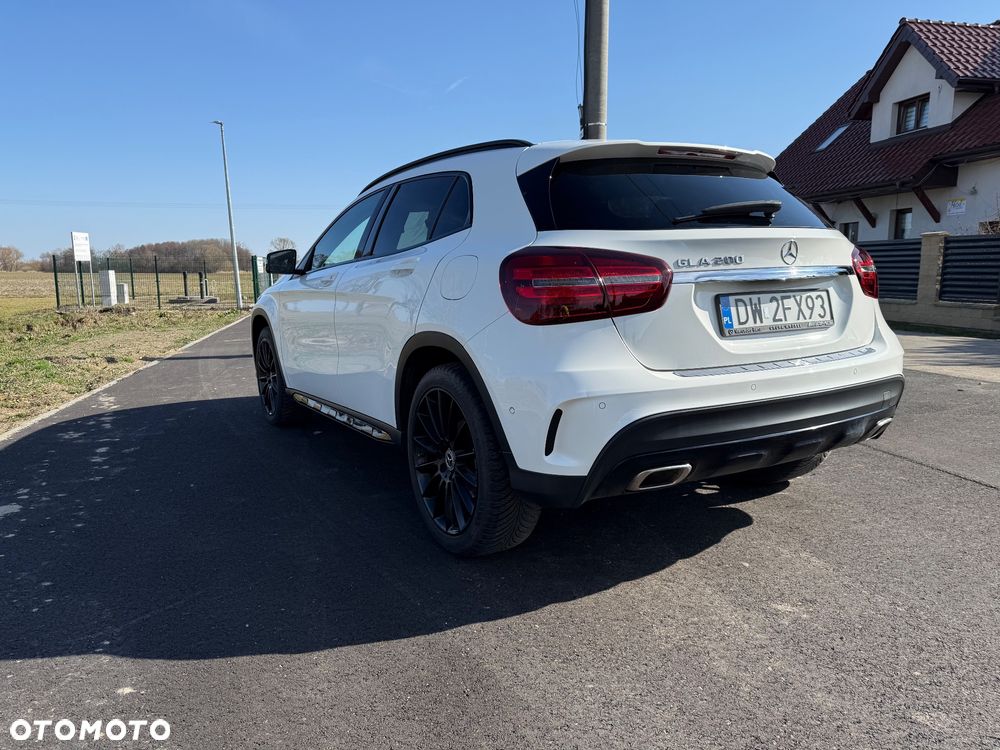 Mercedes-Benz GLA 200 7G-DCT - 8