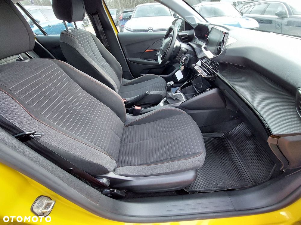 Peugeot 208 - 8