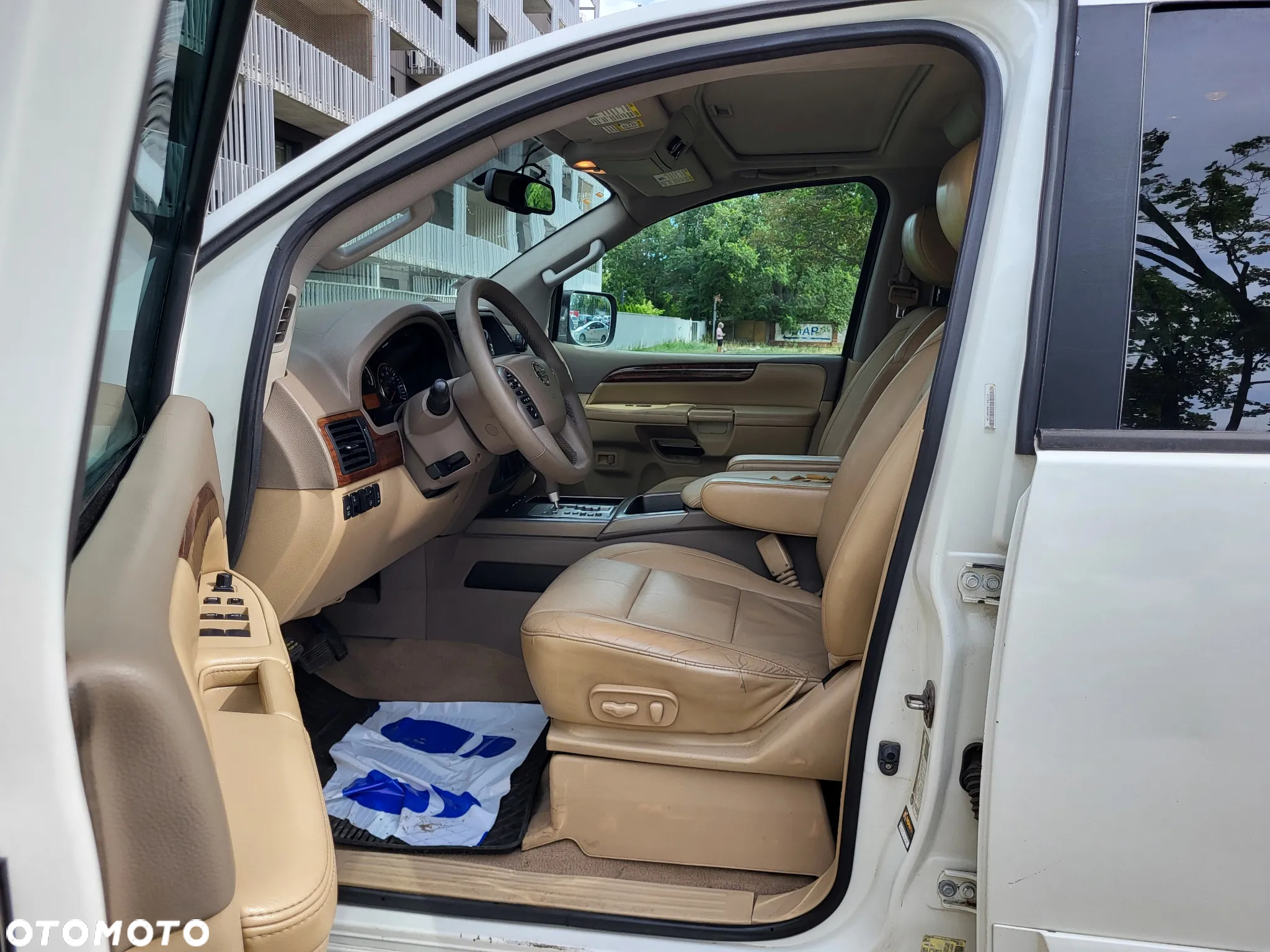 Nissan Armada - 4