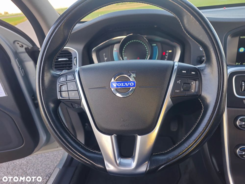 Volvo V60 D6 AWD Plug-in Hybrid Momentum - 19