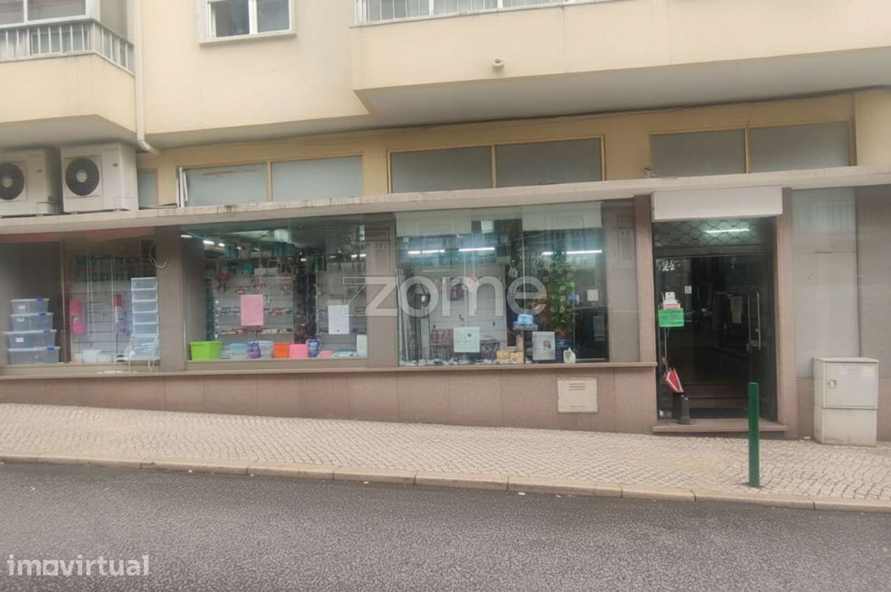 Loja com grandes montras junto ao Mercado de Algés - Grande imagem: 2/33