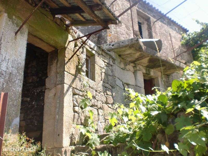 Casa em pedra para recuperar em aldeia - Grande imagem: 2/4