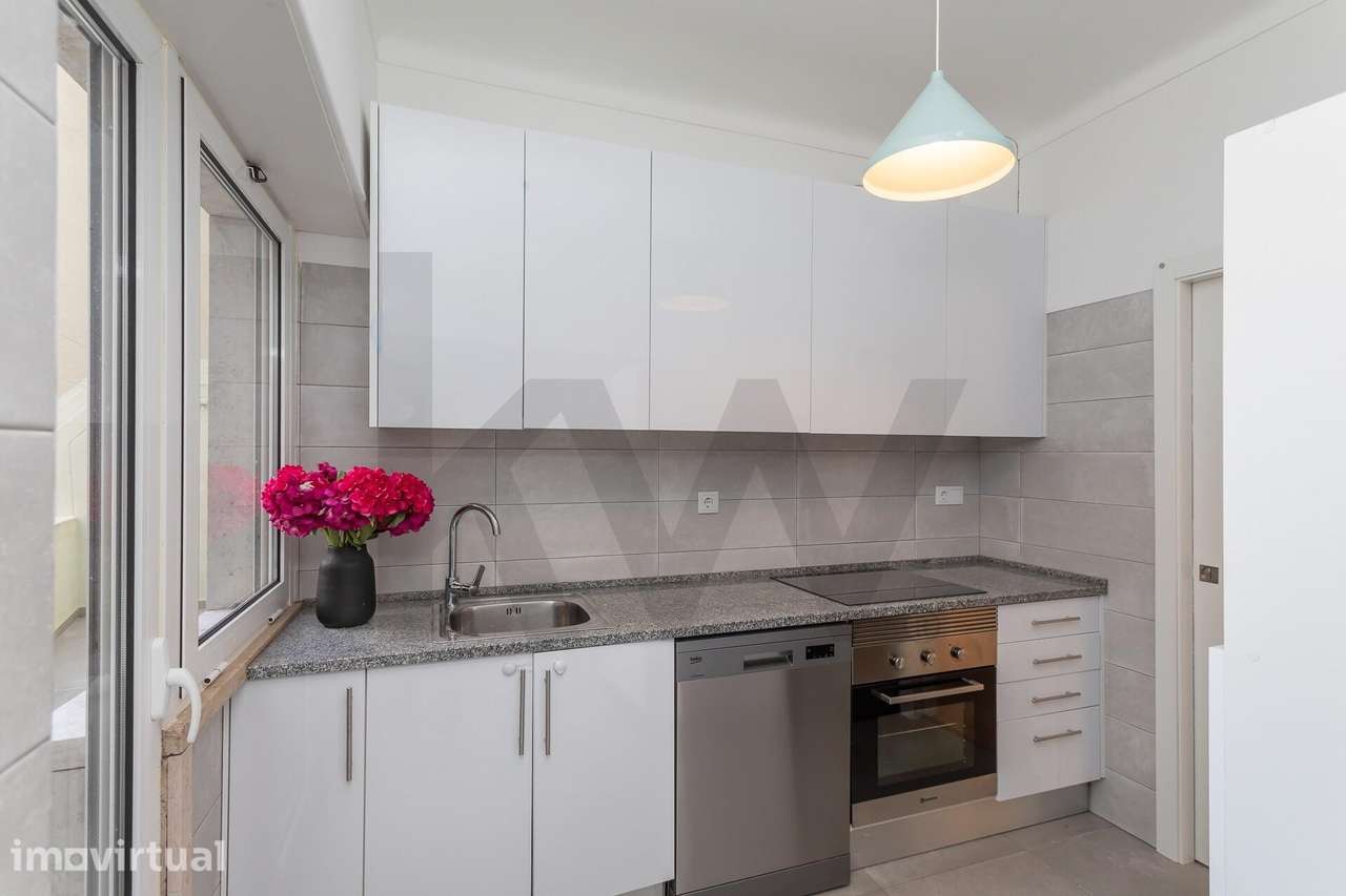 T3 com varanda l totalmente remodelado em Queluz | A 2 minutos a pé da - Grande imagem: 2/36