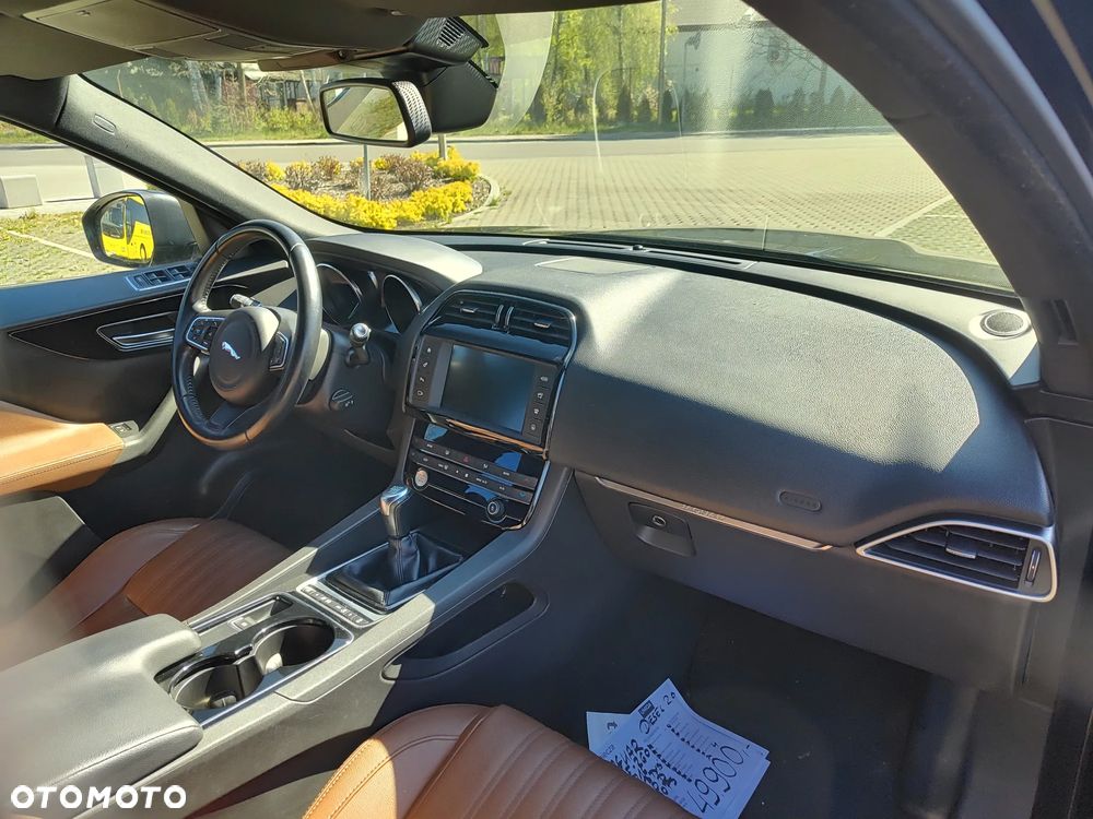 Jaguar F-Pace 20d AWD Pure - 25
