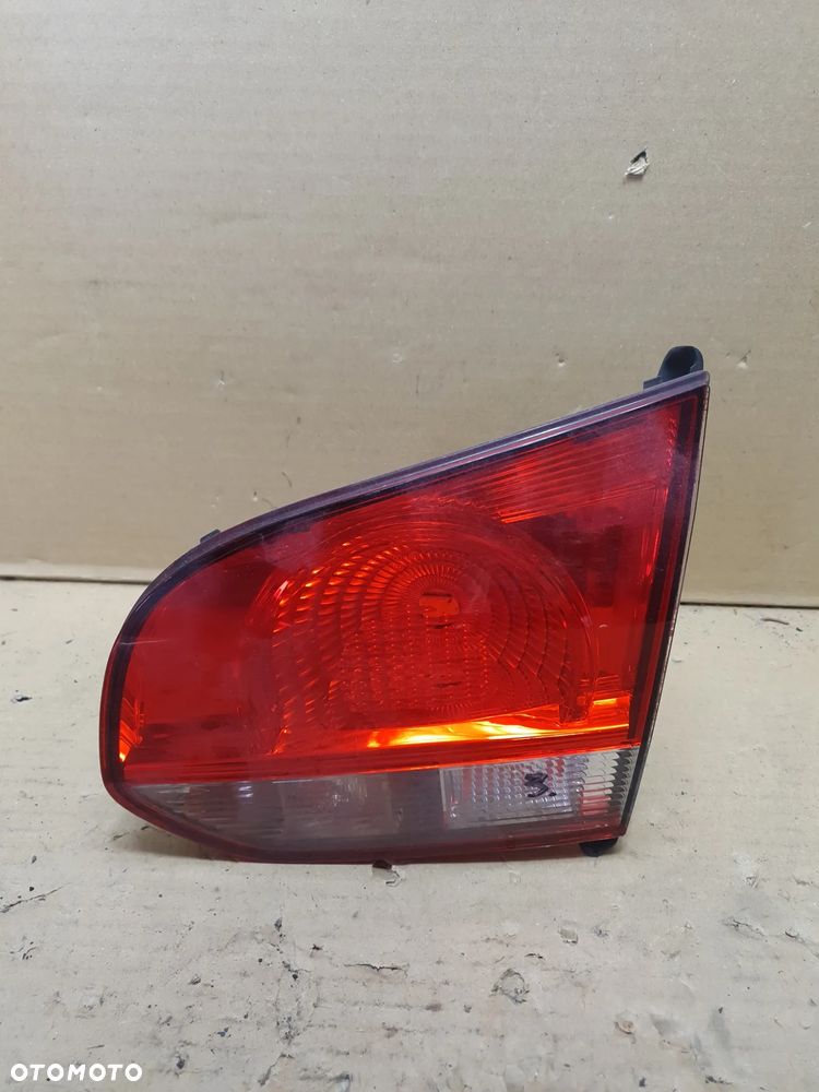 LAMPA PRAWA W KLAPE VOLKSWAGEN GOLF 6 HB - 1