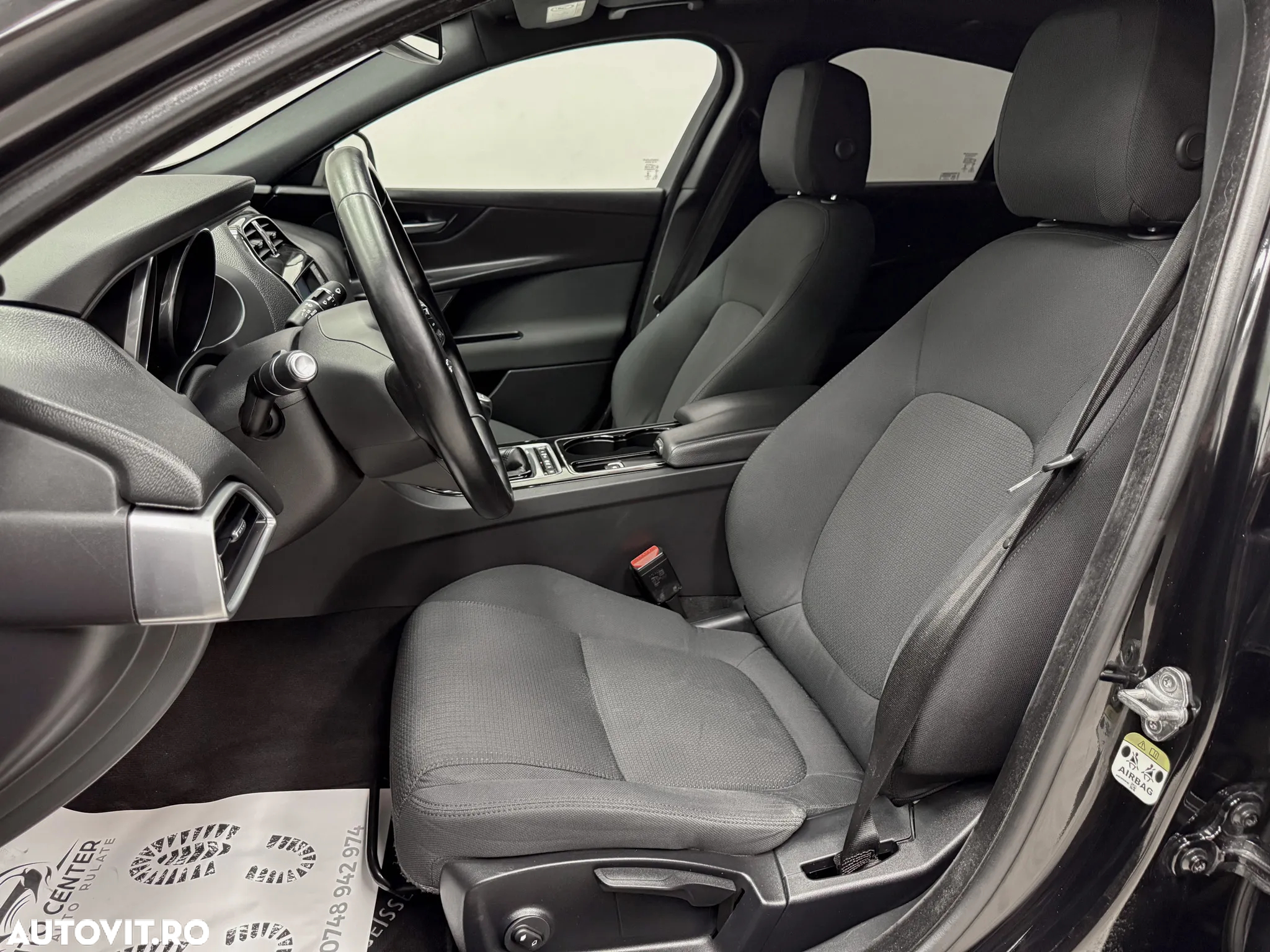 Jaguar XE 2.0 Pure - 19