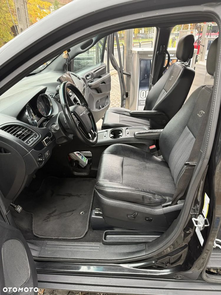 Chrysler Town & Country - 2