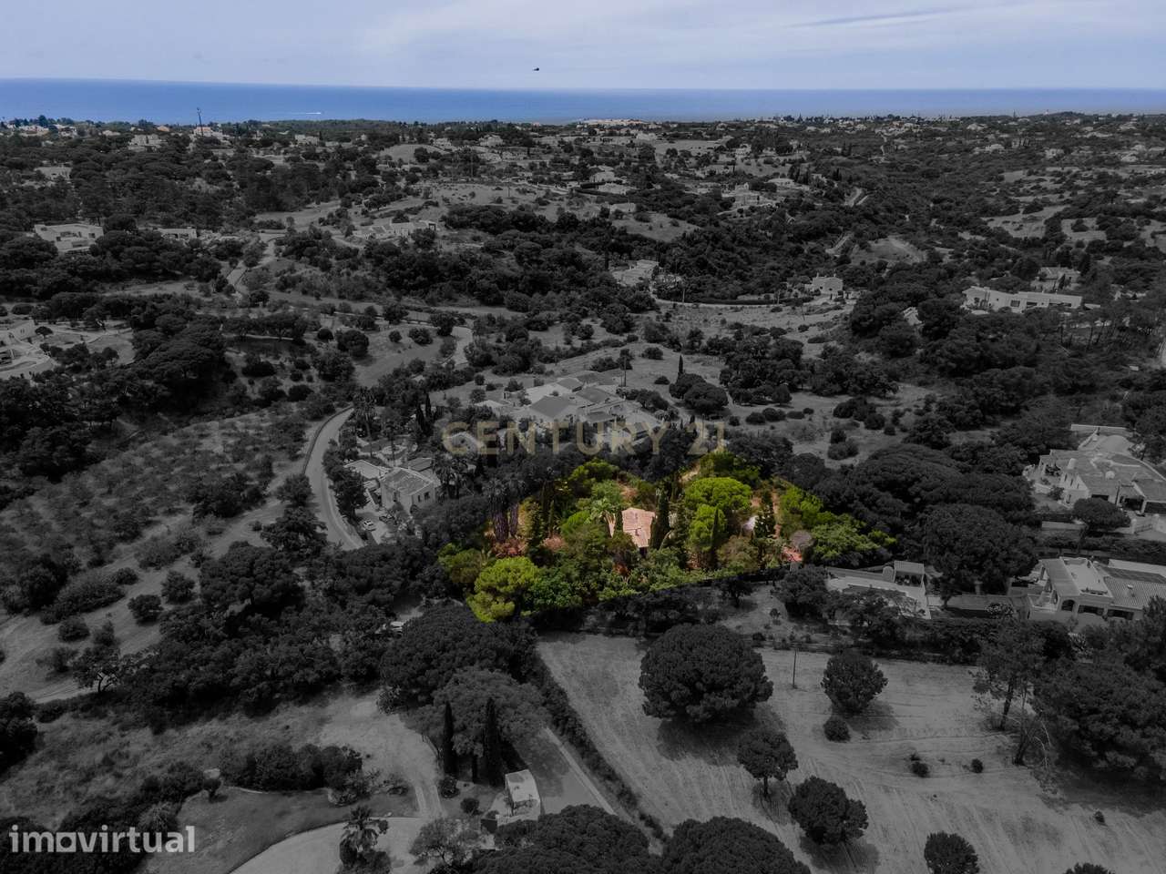 Moradia inserida em terreno com 3.560m2 a 5 minutos das Praias da Mari - Grande imagem: 2/31