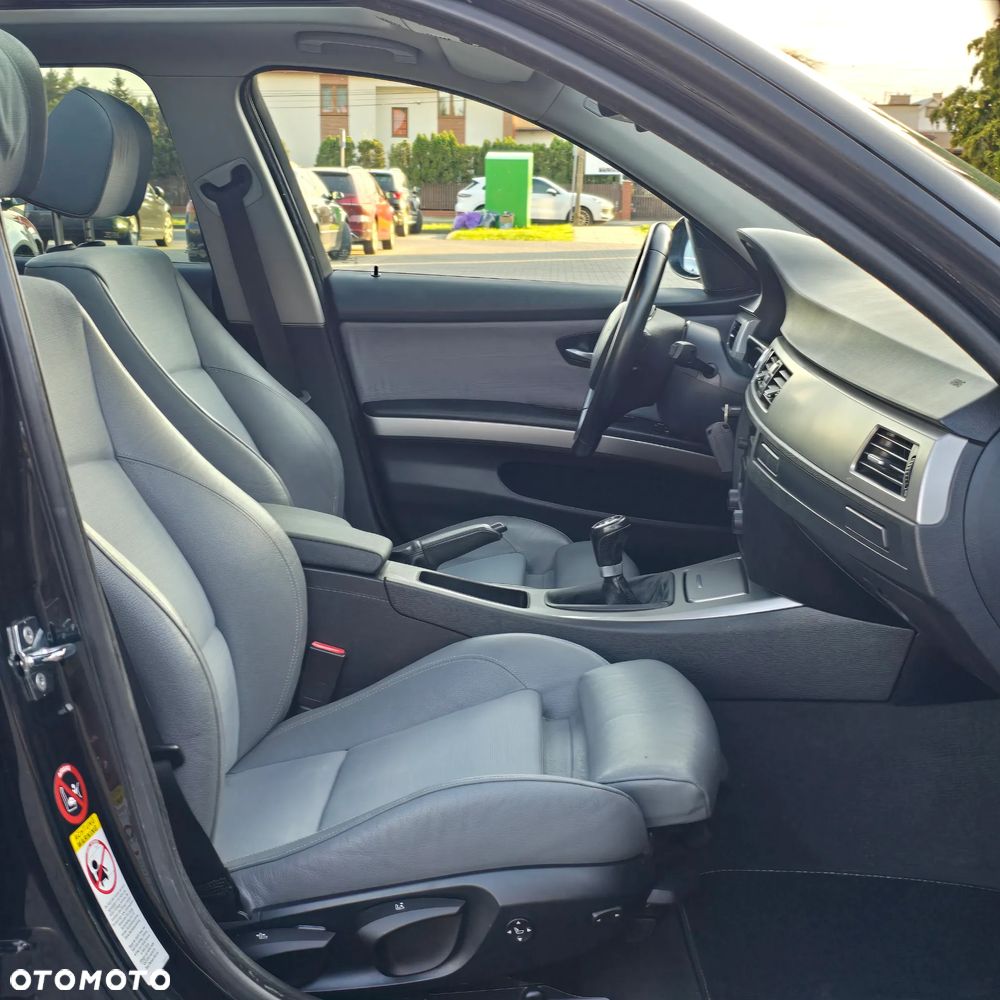 BMW Seria 3 320i Touring - 31