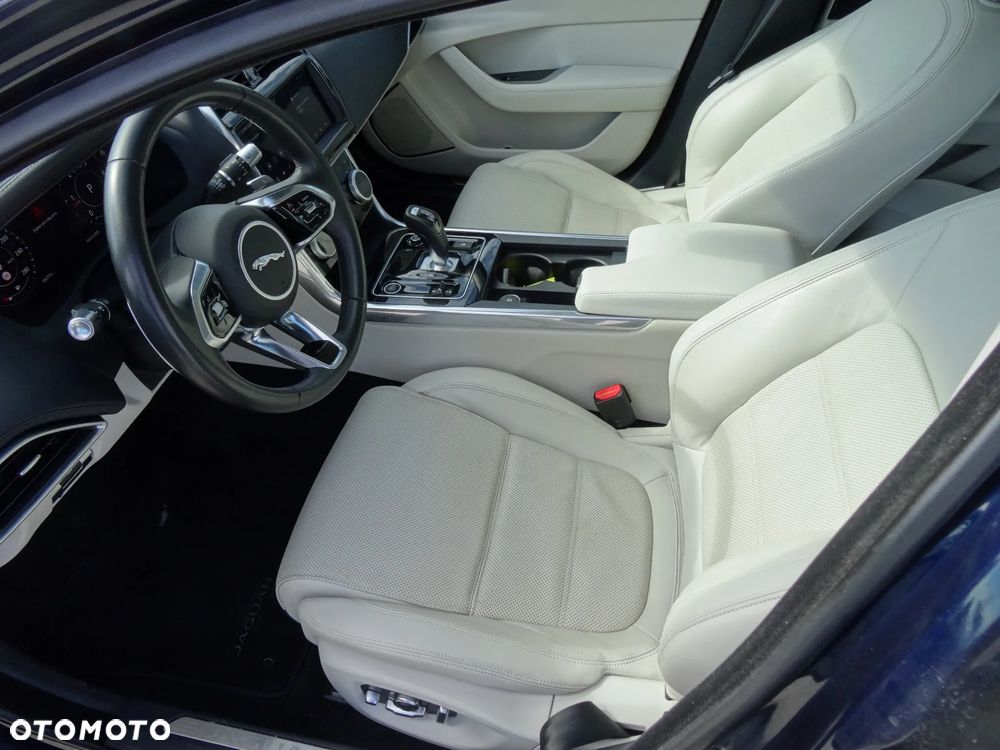 Jaguar XE 2.0 D180 R-Dynamic SE - 13