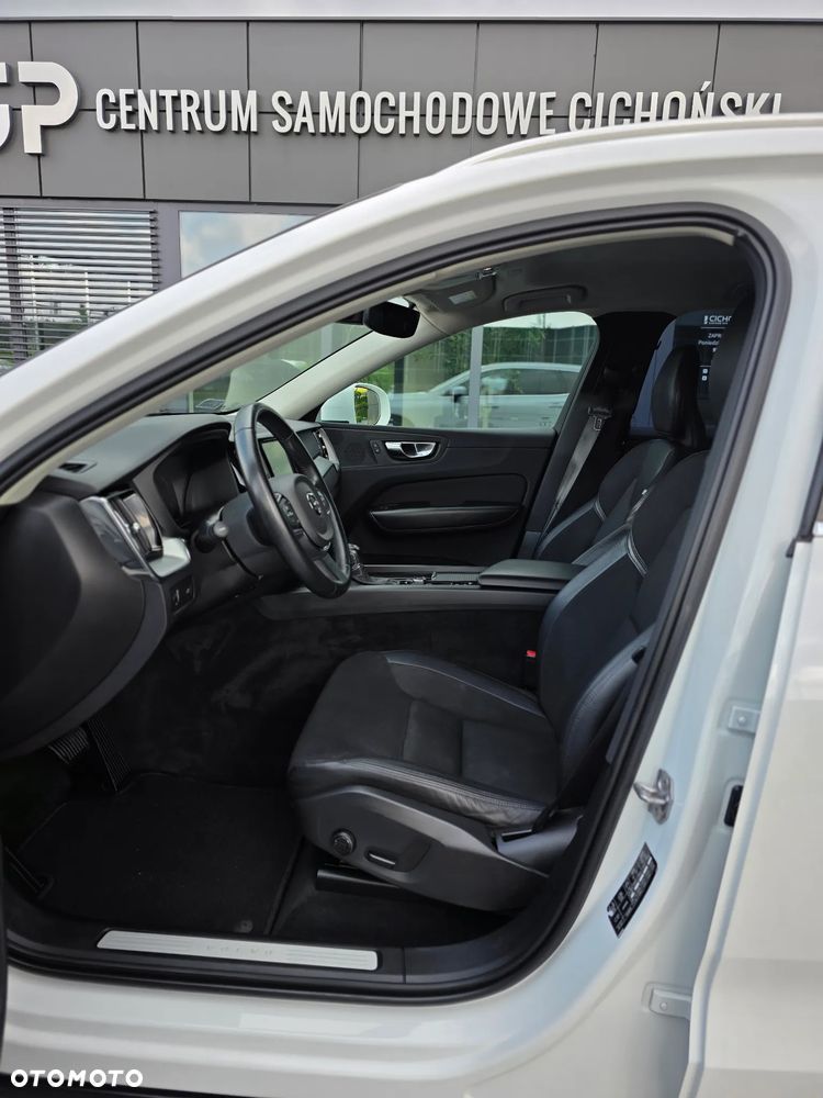 Volvo XC 60 T4 Momentum Pro - 29