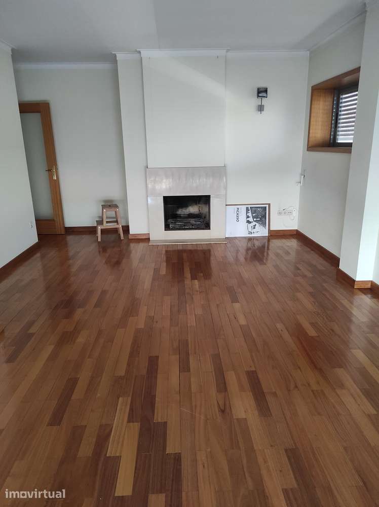 Costa T2 com varanda, garagem e ar condicionado em Guimarães - Grande imagem: 3/13