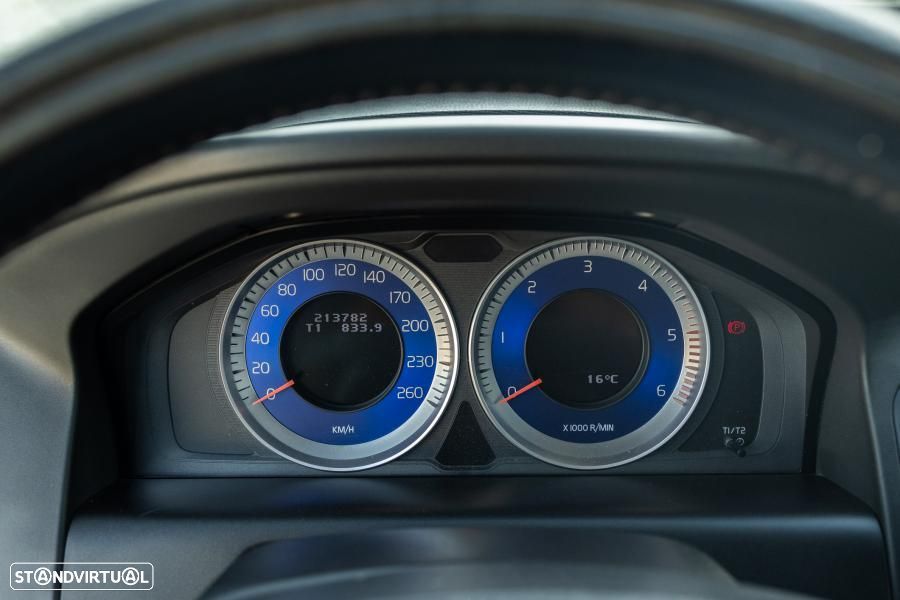 Volvo XC 60 2.0 D3 Drive R-Design 85 Anos Start/Stop - 36