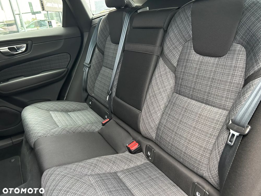 Volvo XC 60 B4 D AWD Momentum Pro - 17