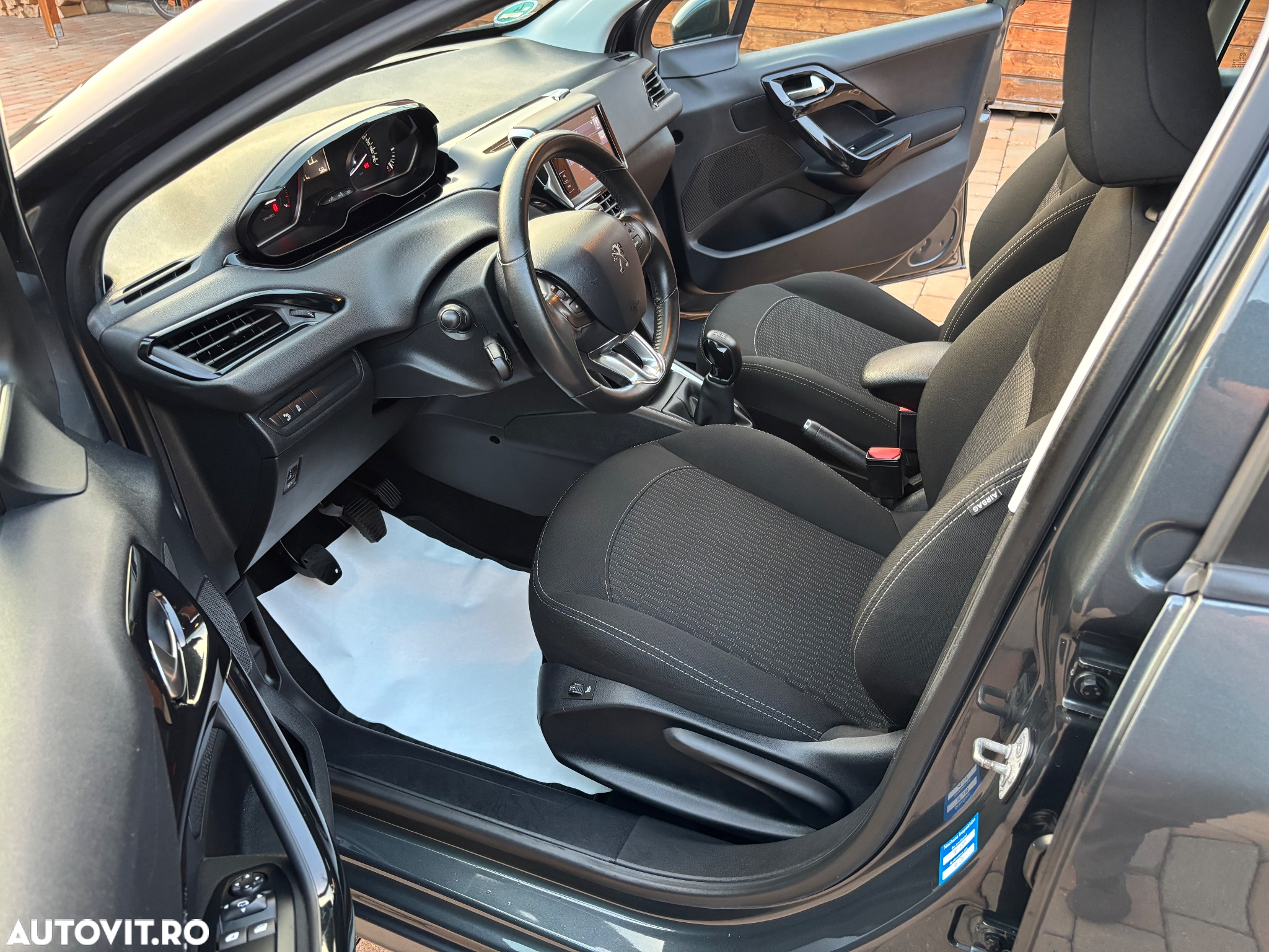 Peugeot 208 1.2 L PureTech Allure - 6