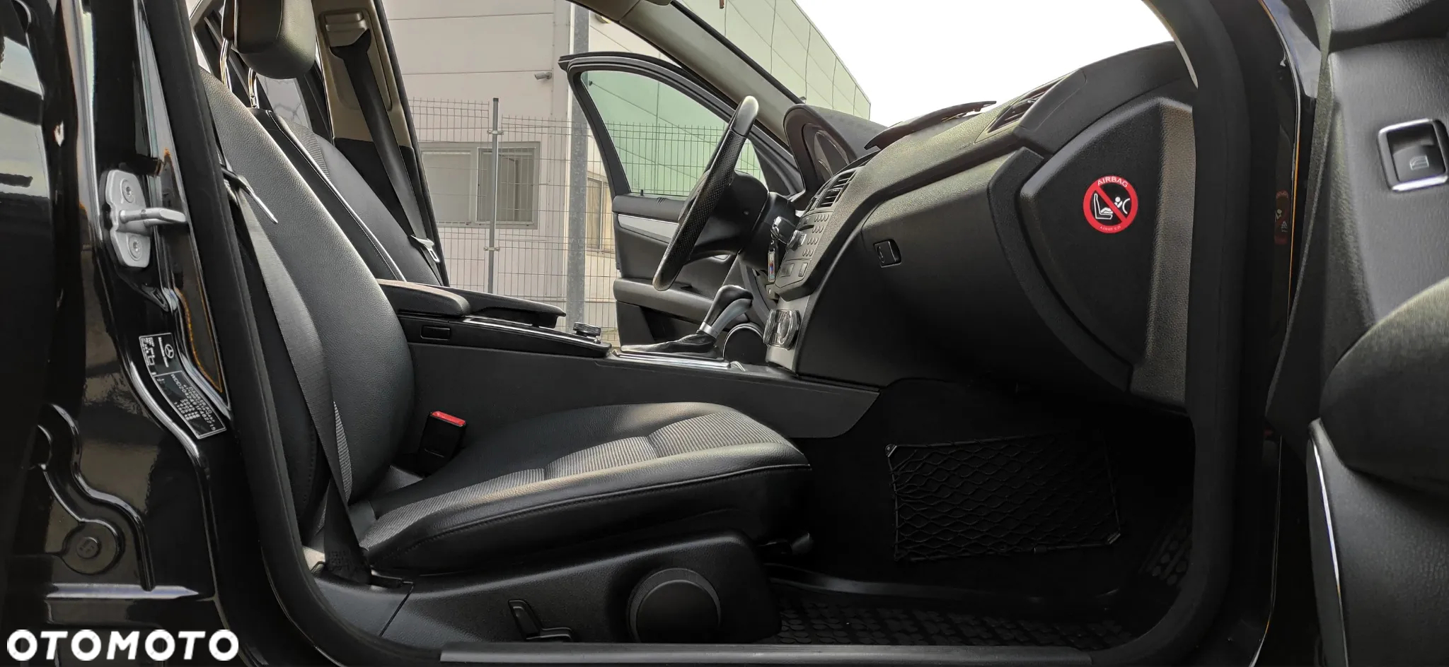 Mercedes-Benz Klasa C 180 T CGI Automatik BlueEFFICIENCY Avantgarde - 26