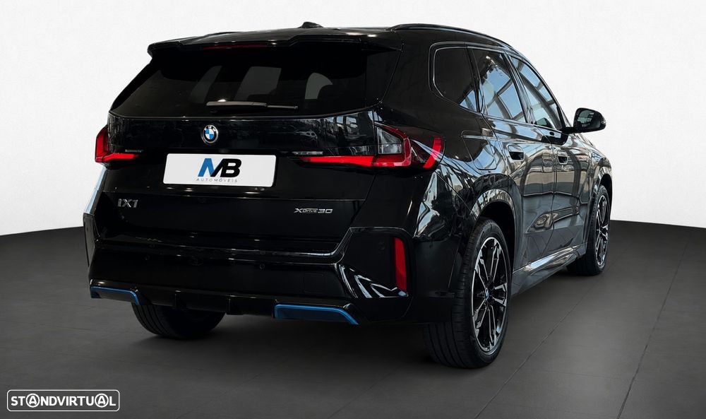 BMW iX1 xDrive30 M Sport Pack - 11