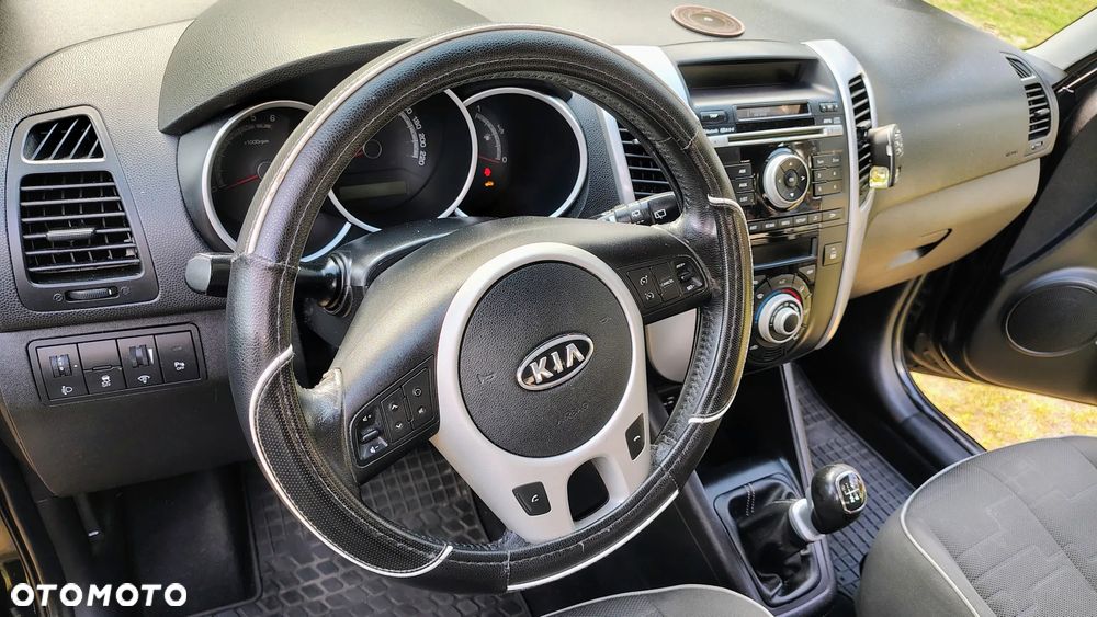 Kia Venga - 10