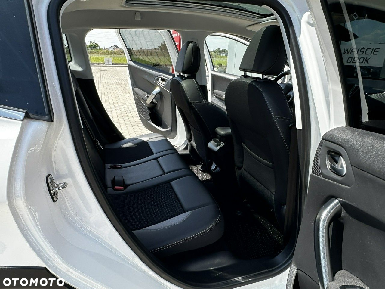 Peugeot 2008 1.2 Pure Tech Allure S&S - 12