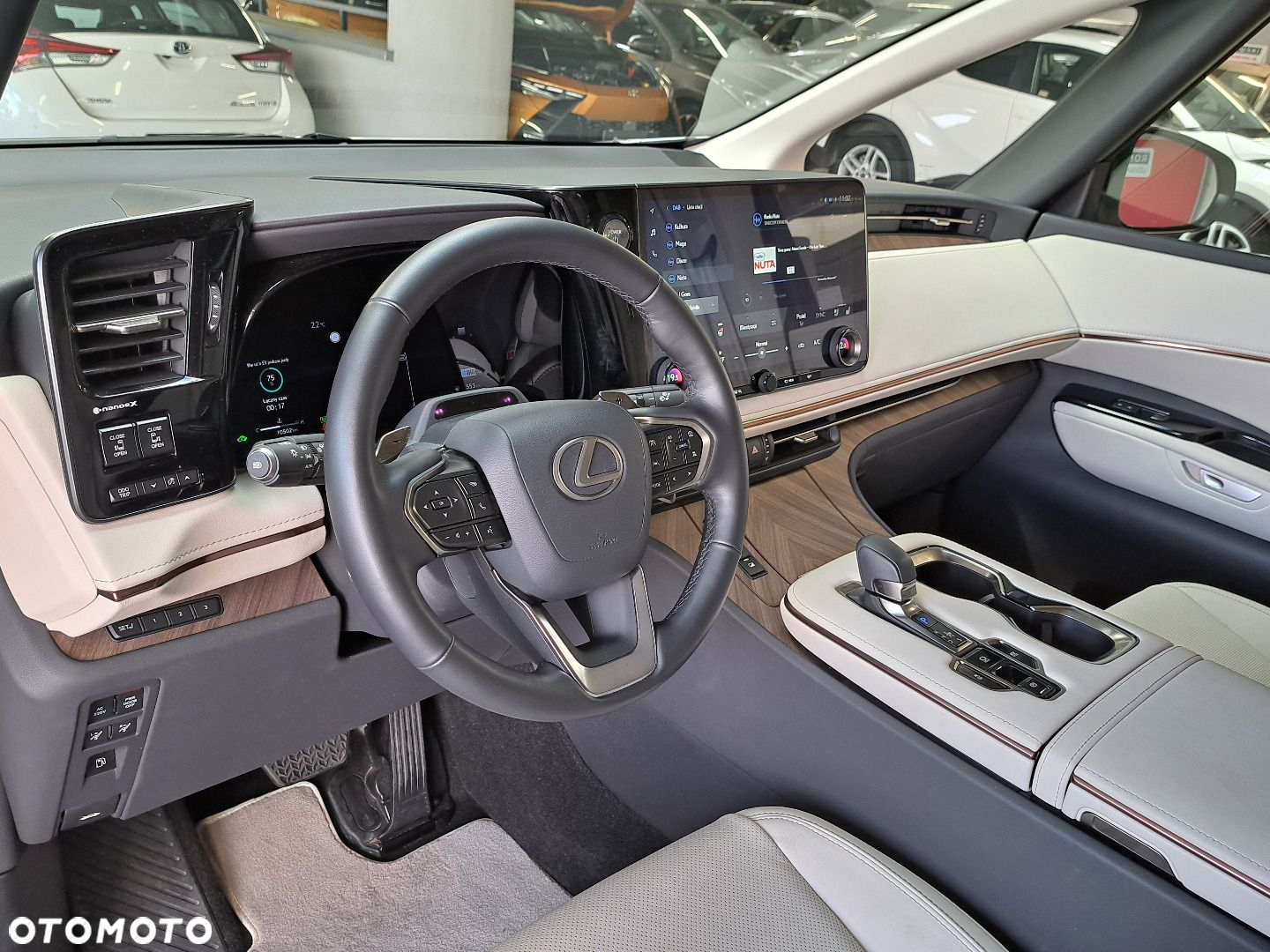 Lexus LM - 9