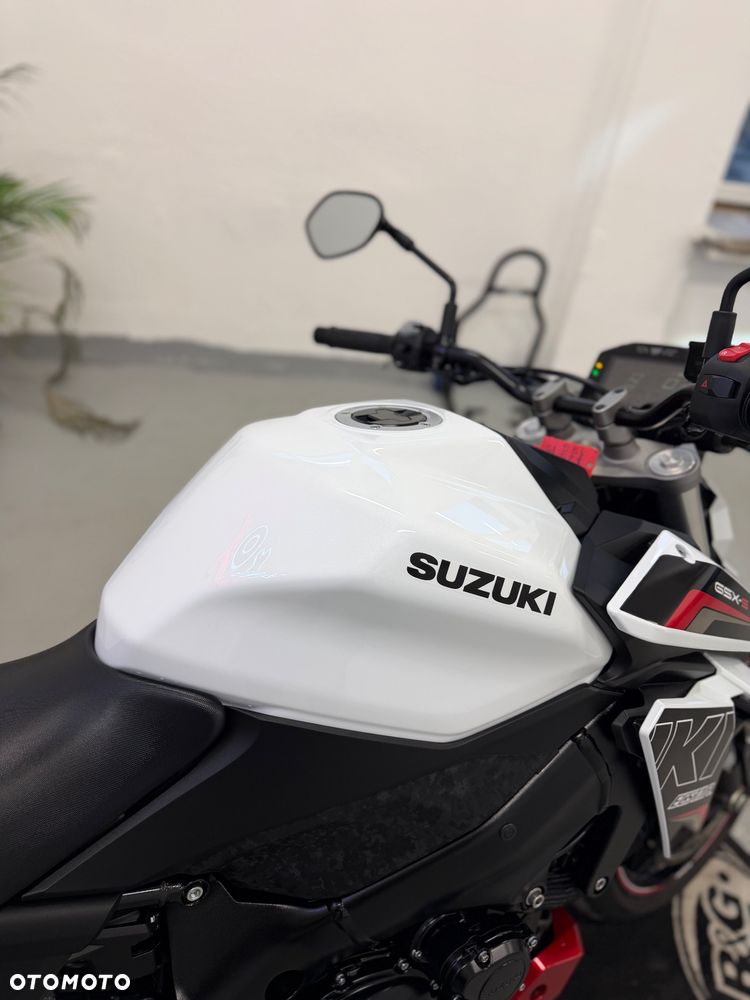 Suzuki GSX - 12